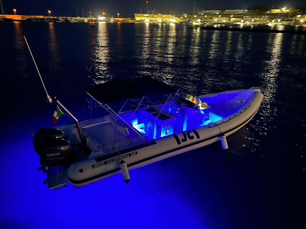 Gommone di Alfiere Escursioni illuminato di notte, nelle acque di Otranto