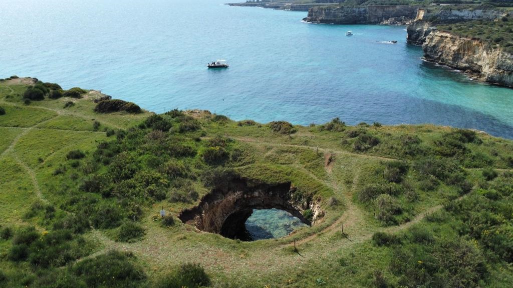 vista diurna dal drone di una grotta Salentina sulla costa