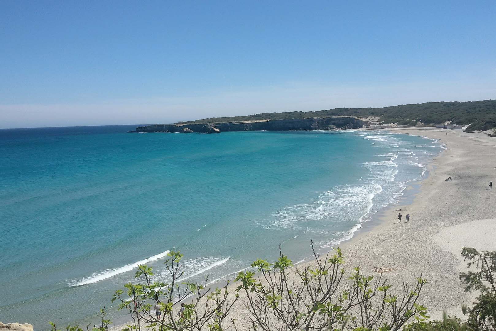 una veduta di torre dell'orso, tappa delle escursioni in barca da 6 ore a nord di Otranto